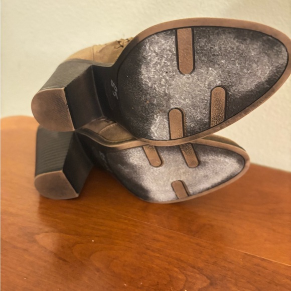 New Fergalicious Fergie Wanderer Booties Block Heel Women's Ankle Boots … - Picture 10 of 10